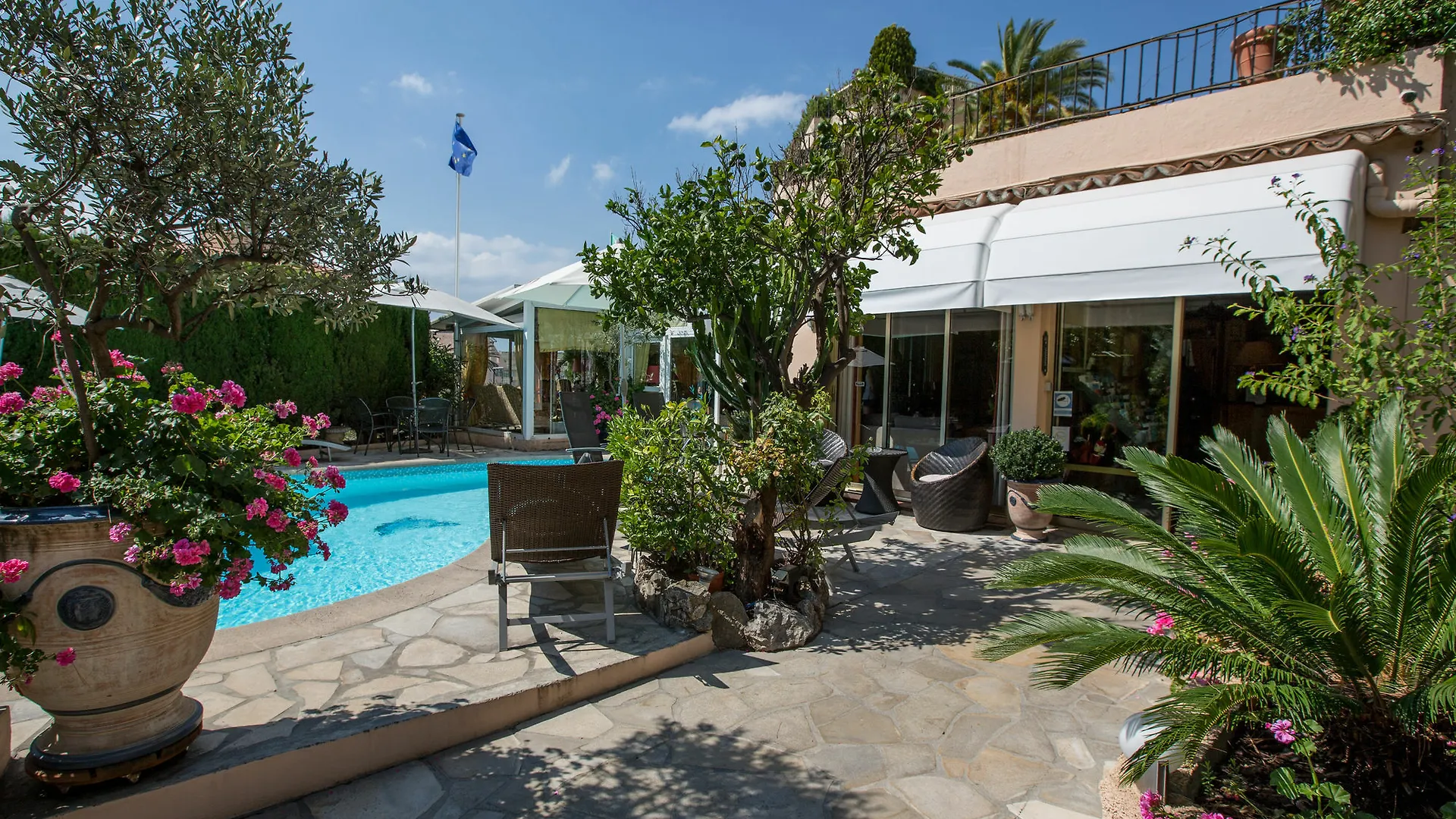 Hotel L'Olivier - Piscine & Parking Cannes