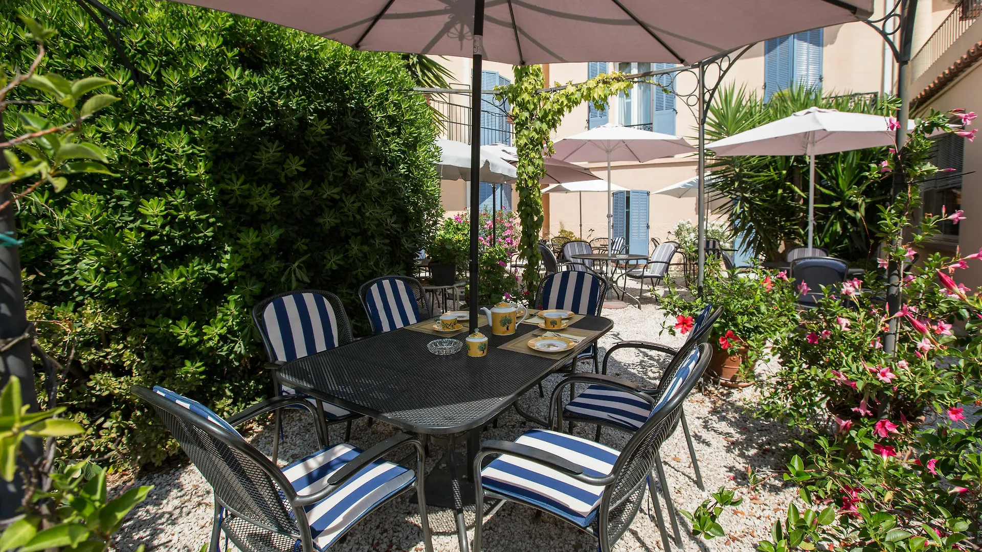 ***  Hotel L'Olivier - Piscine & Parking Cannes France